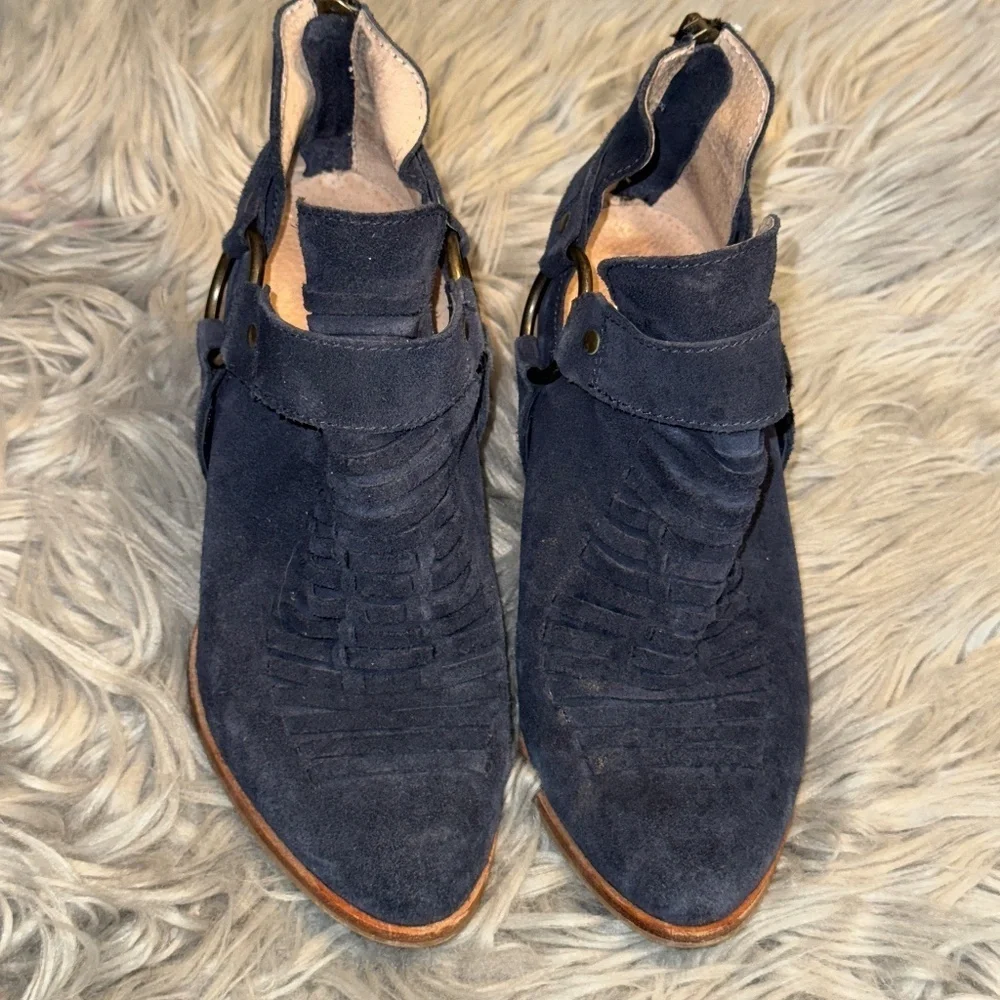 EUC Seychelles Anthropologie Impossible Bootie Navy Blue Size 6